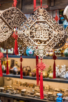 铜钱工艺品的文化意蕴与艺术魅力